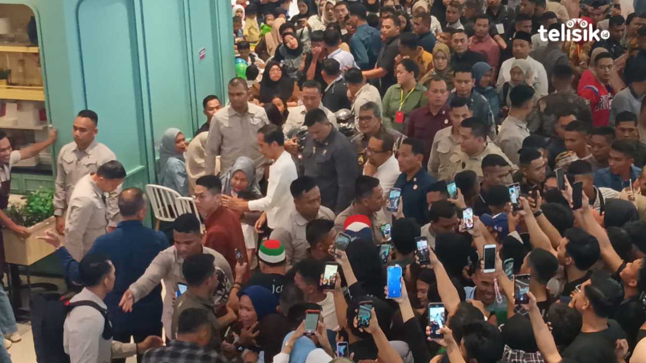 Jokowi Sapa Ribuan Pengunjung The Park Mall Kota Kendari