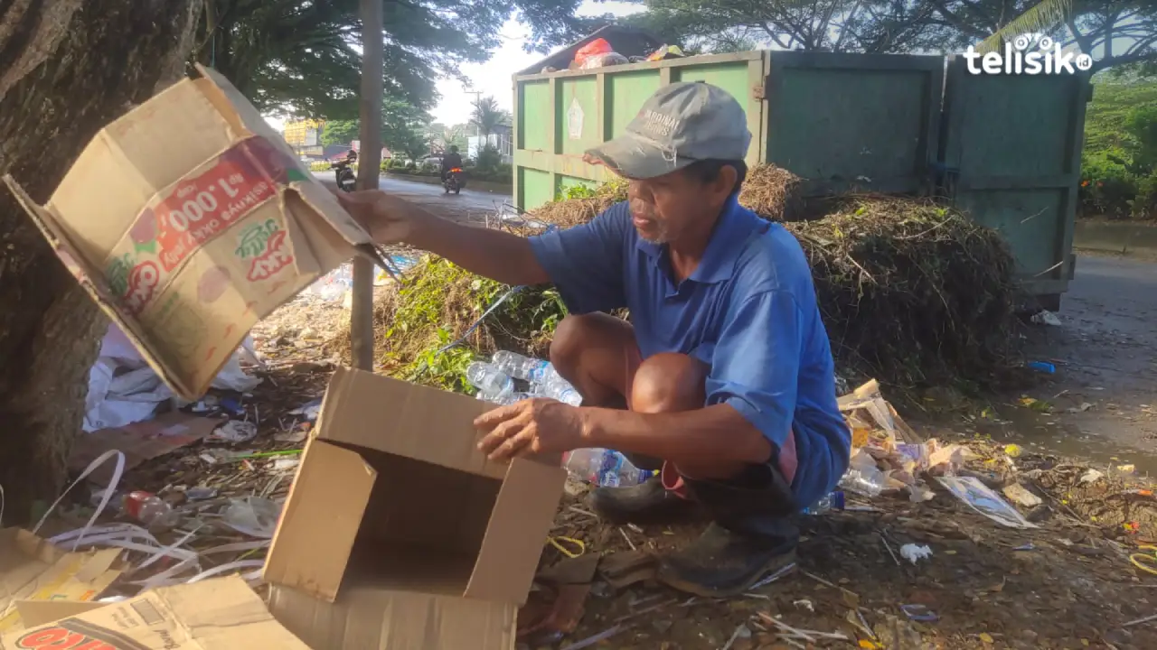 Kisah Seorang Kakek di Kendari Cari Nafkah dari Kardus Bekas demi Pengobatan Istri