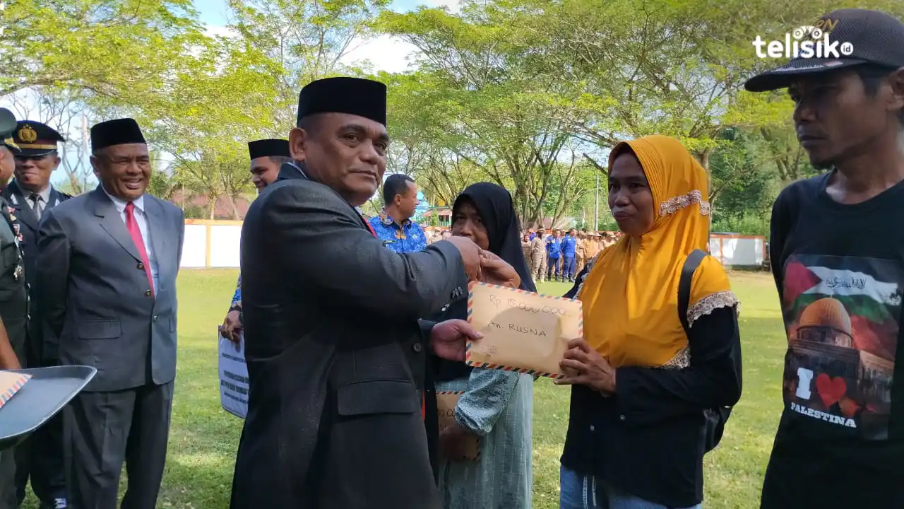 Korban Bencana Alam Terima Bantuan Pemda Muna Barat di Momen Harkitnas