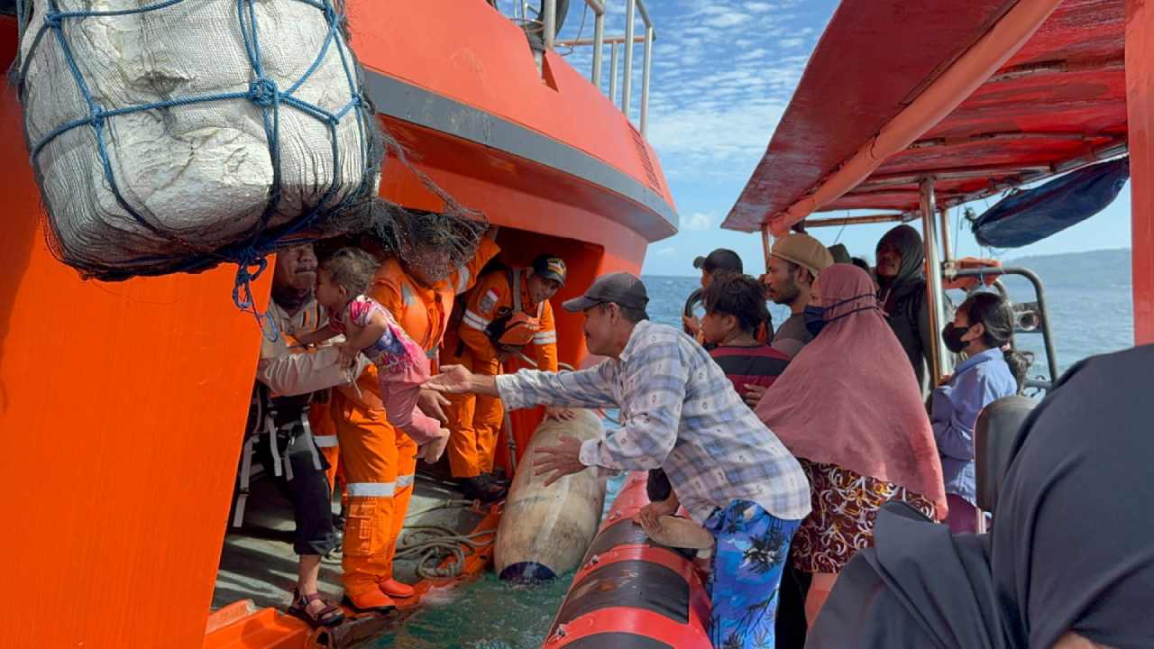Kronologi Penyelamatan Penumpang Kapal Q Express Alami Insiden di Perairan Buton Selatan