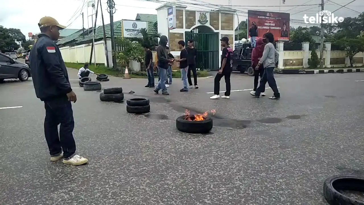 Mahasiswa Blokir Jalan Pasca Bentrok di Kejati Sulawesi Tenggara