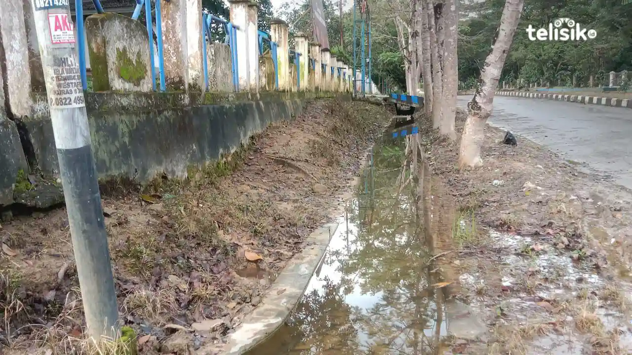 Masyarakat Kota Kendari Keluhkan Drainase tidak Berfungsi Sebabkan Jalan Rusak Tergenang Air