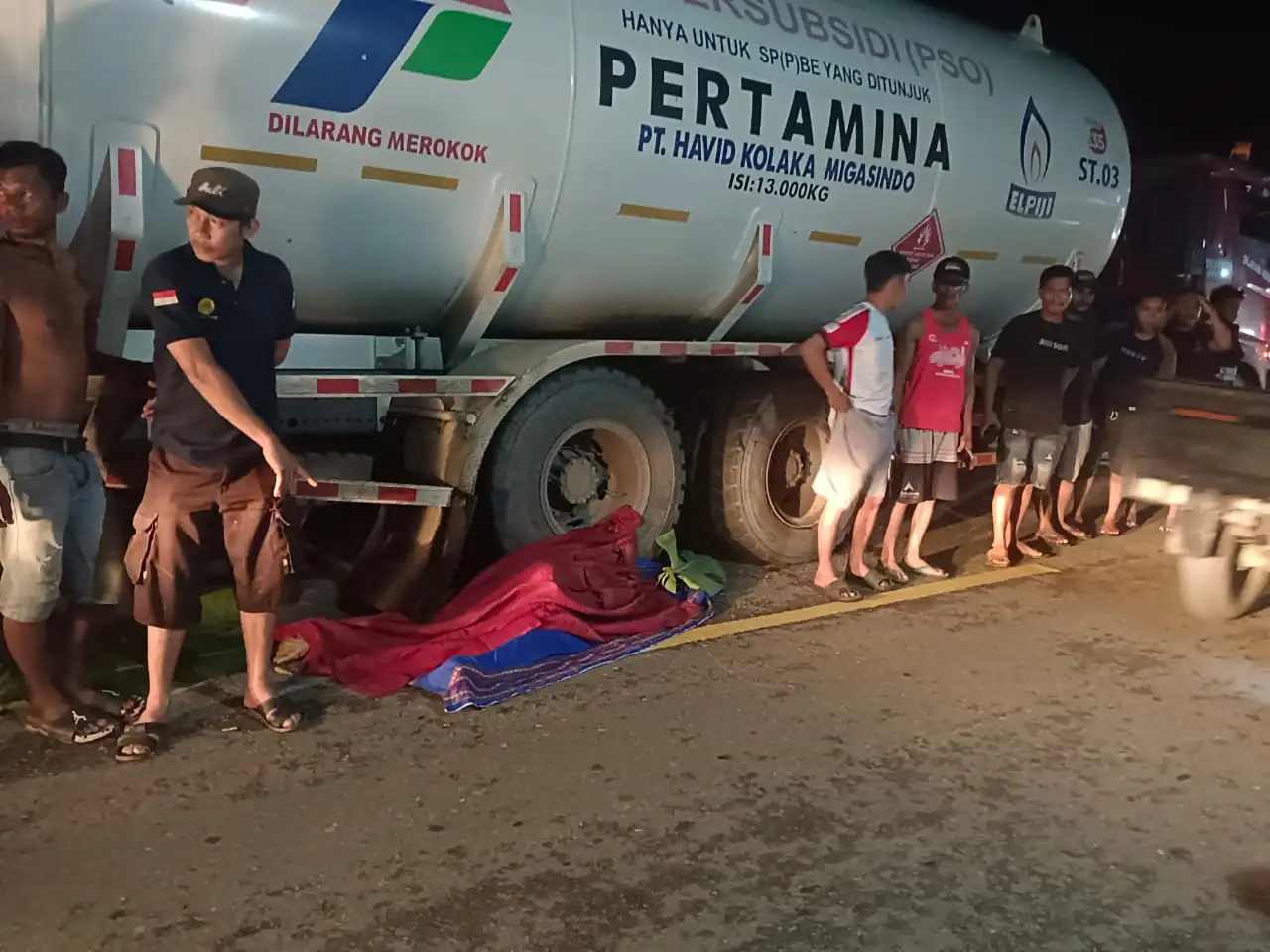 Pemotor Tewas Terlindas Truk Tangki Bermuatan Gas 13 Ribu Kilogram