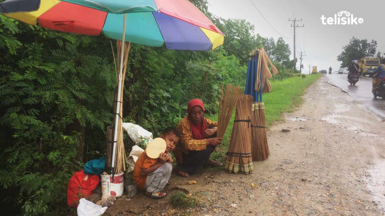 Penjual Sapu Lidi Mengais Rezeki di Tengah Hujan Deras, Kadang Hanya Dapat Rp 10 Ribu