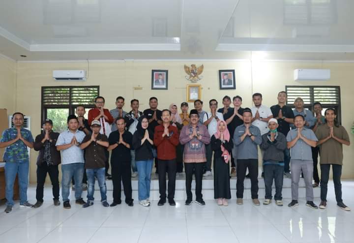 Pj Bupati Bombana Silaturahmi dengan Insan Pers Bahas Keterbukaan Informasi