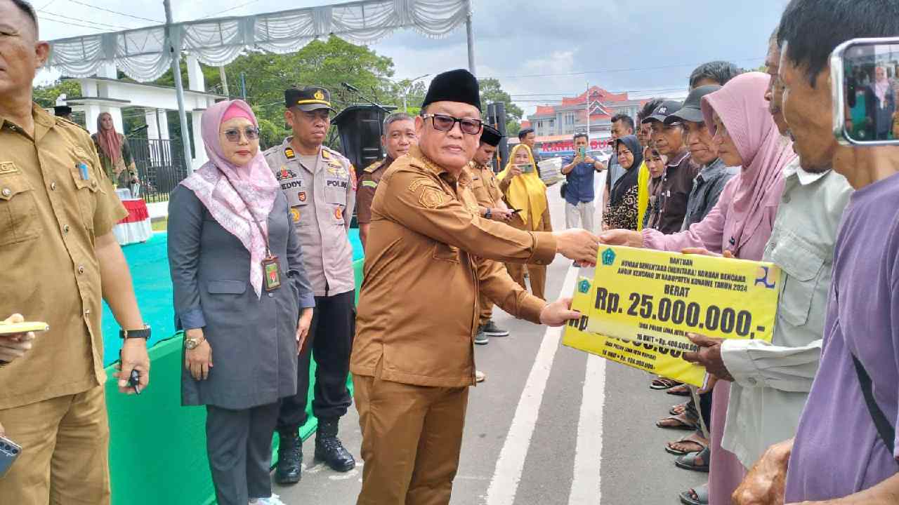 Pj Bupati Konawe Berikan Bantuan untuk Korban Angin Puting Beliung