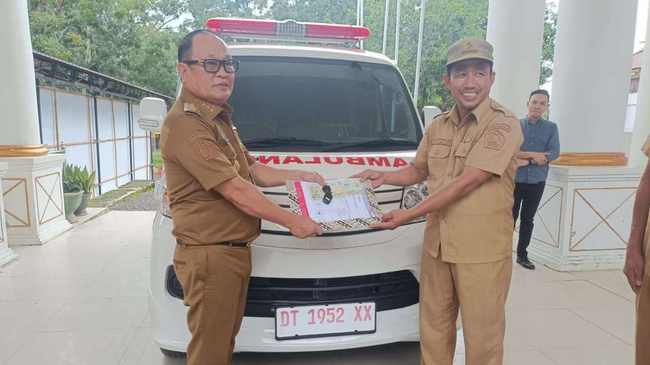 Pj Bupati Konawe Serahkan 1 Unit Mobil Ambulance untuk Desa Barowila