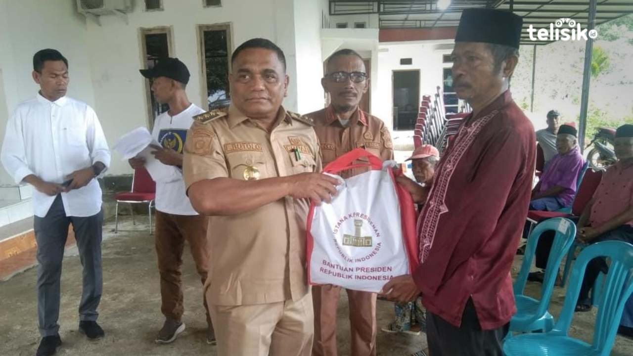 Pj Bupati Muna Barat Serahkan Paket Sembako dari Presiden kepada Warga