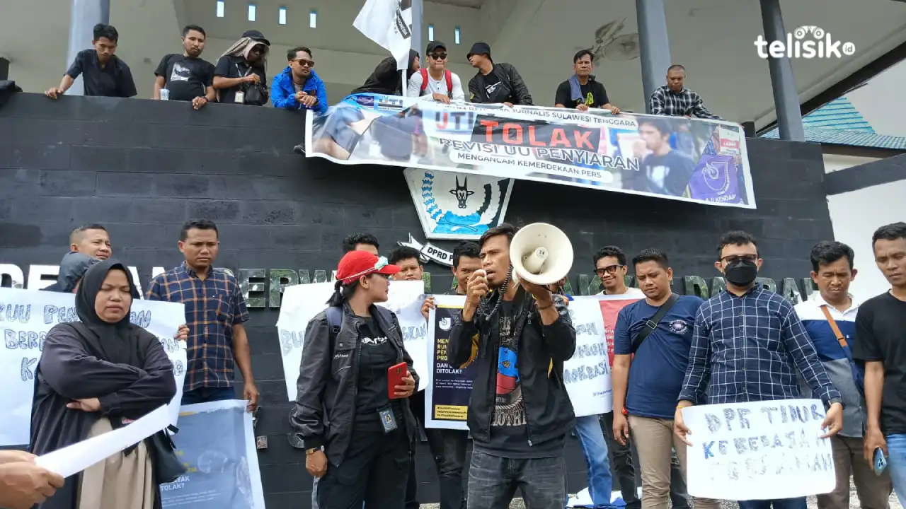 Puluhan Jurnalis di Kota Kendari Gelar Aksi Tolak Revisi UU Penyiaran