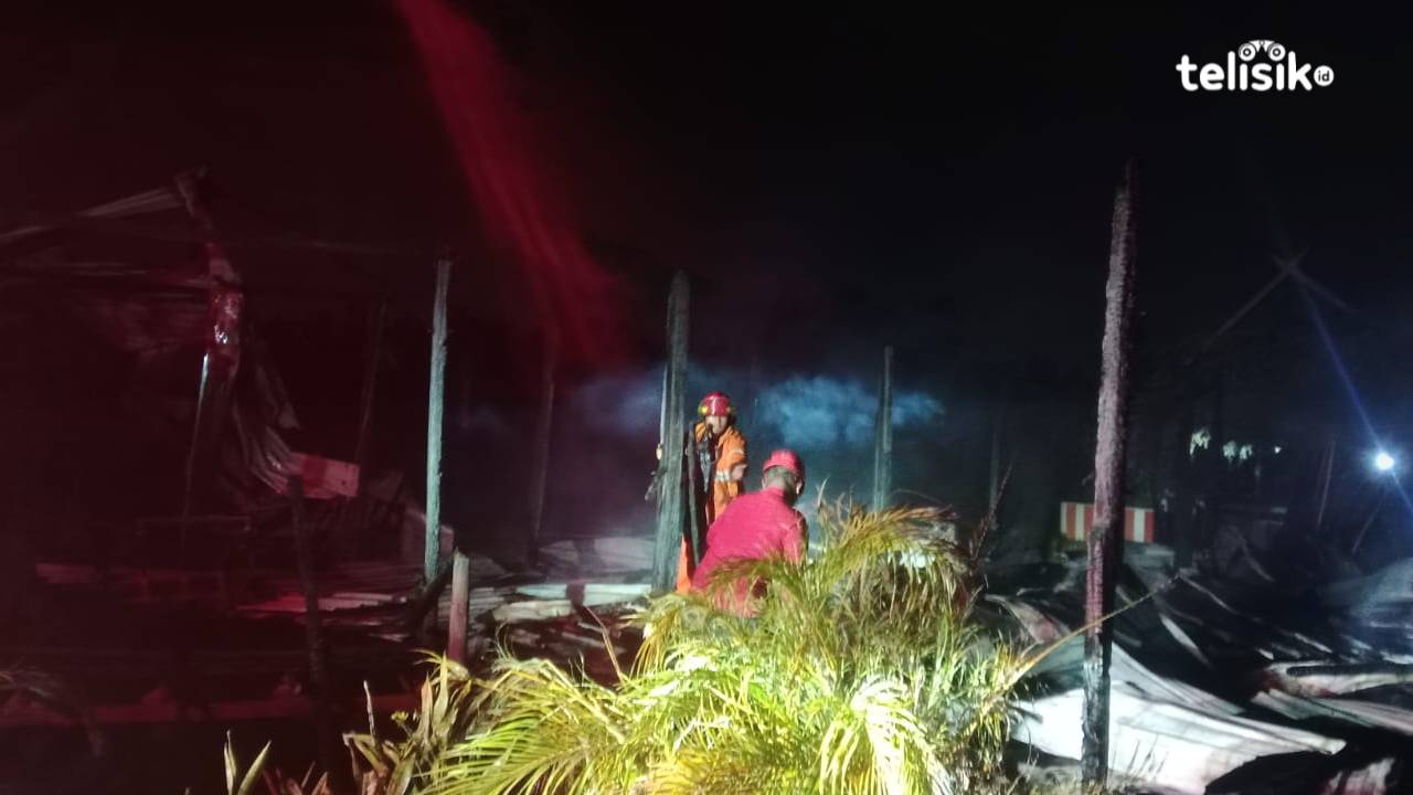 Resto dan Resort Kampung Pantai di Kendari Terbakar