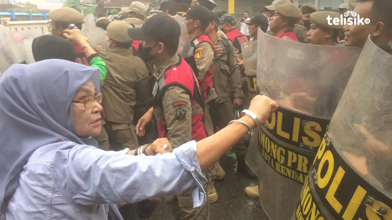 Tolak Ditertibkan, PKL Eks MTQ Blokir Jalan