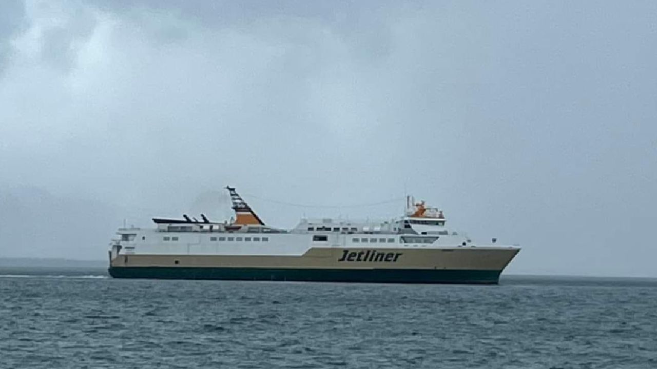 Video Kapal Jetliner Kandas Dekat Pelabuhan Pasar Laino Raha Tersebar di Medsos