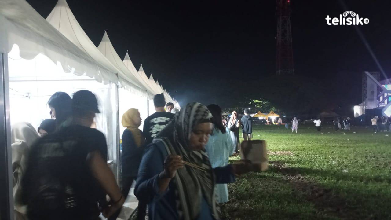 Virgoun Batal Tampil, Penonton Tetap Antusias Meski Lapangan Benu-benua Becek