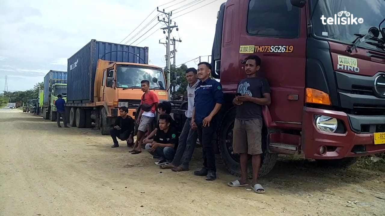 Akibat Jalan Rusak, Ratusan Sopir Mobil Kontainer Mogok Beroperasi