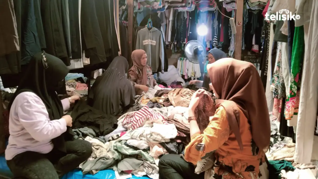 Antusias Masyarakat Kota Kendari Beli Baju Thrifting