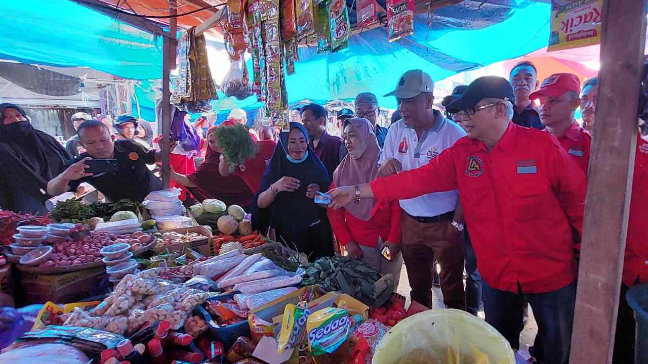 Balon Gubernur Lukman Abunawas Disambut Masyarakat Saat Blusukan ke Pasar dan PJR