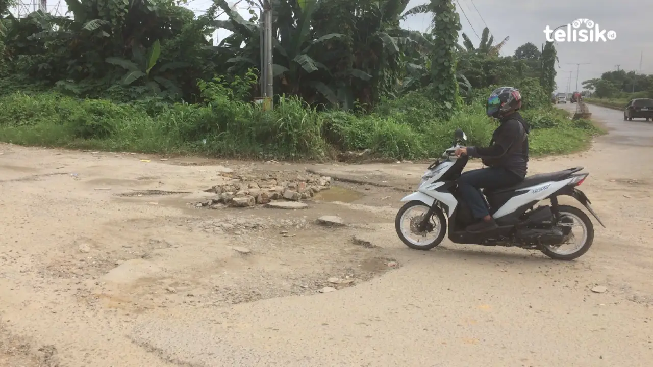 Bertahun-tahun Jalan Wulele Kendari Rusak dan Berlubang Tak Kunjung Ada Perbaikan