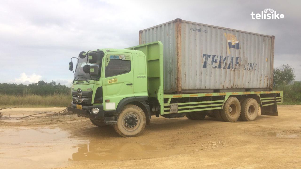 Jalan Menuju Terminal Peti Kemas Pelindo Bungkutoko Kendari Rusak Parah, Akibatkan Mobil Truk Terbalik