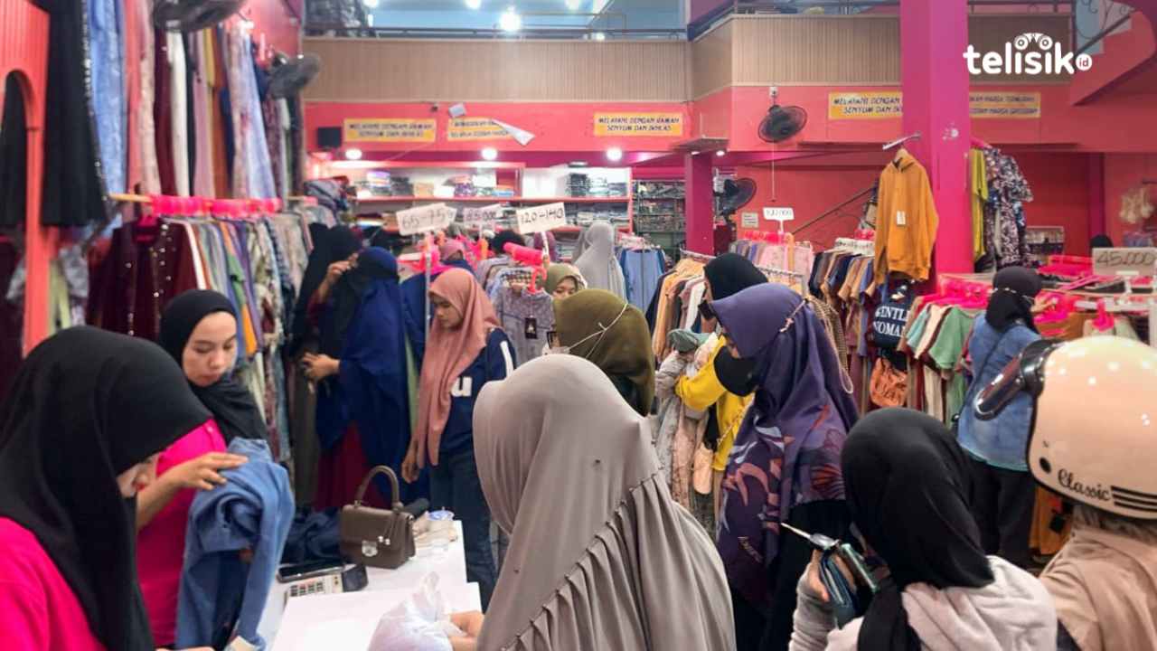 Jelang Hari Raya Idul Adha 2024 Toko Pakaian di Kota Kendari Ramai Pembeli
