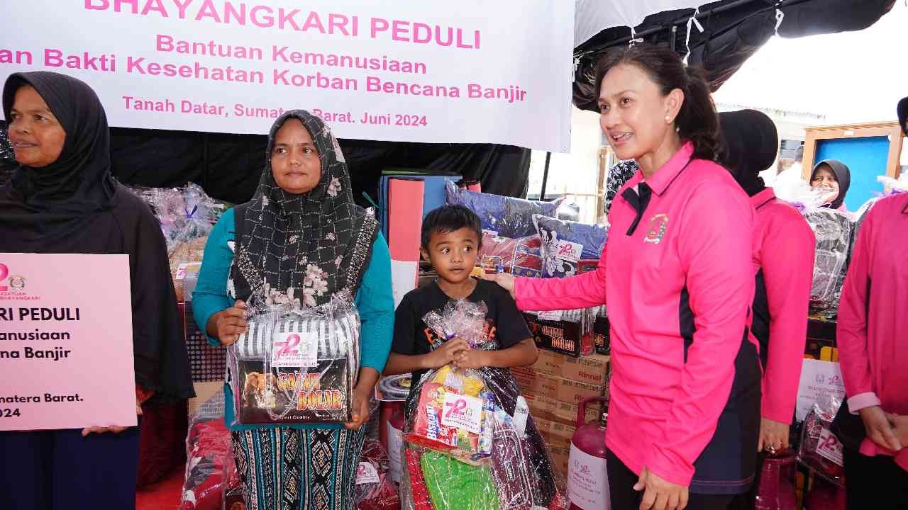 Ketua Bhayangkari Terjun Langsung Salurkan Bantuan Korban Banjir Bandang