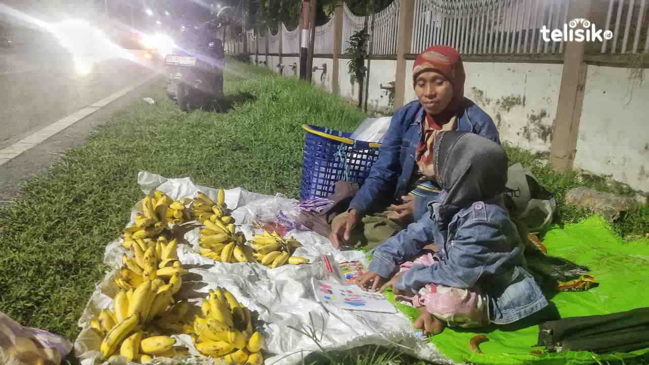 Kisah Ibu Halias, Berjualan Pisang Sambil Menemani Anak Belajar di Pinggir Jalan Kendari