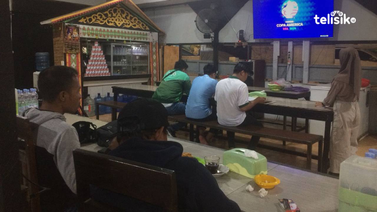 Kopi dan Gorengan, Menu Andalan saat Nobar Bola di Kendari