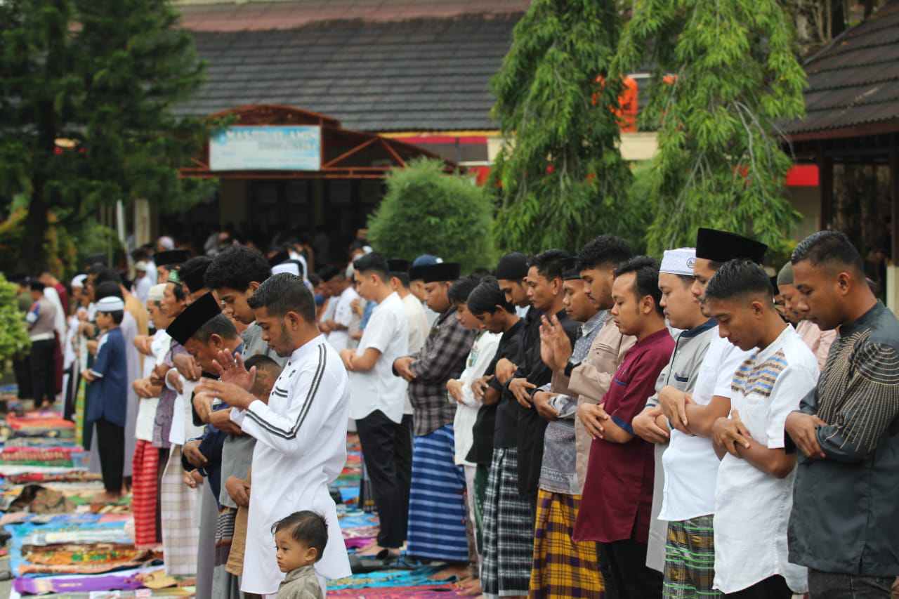 Masyarakat Antusias Ikut Shalat Idul Adha 1445 Hijriah di Polda Sulawesi Tenggara