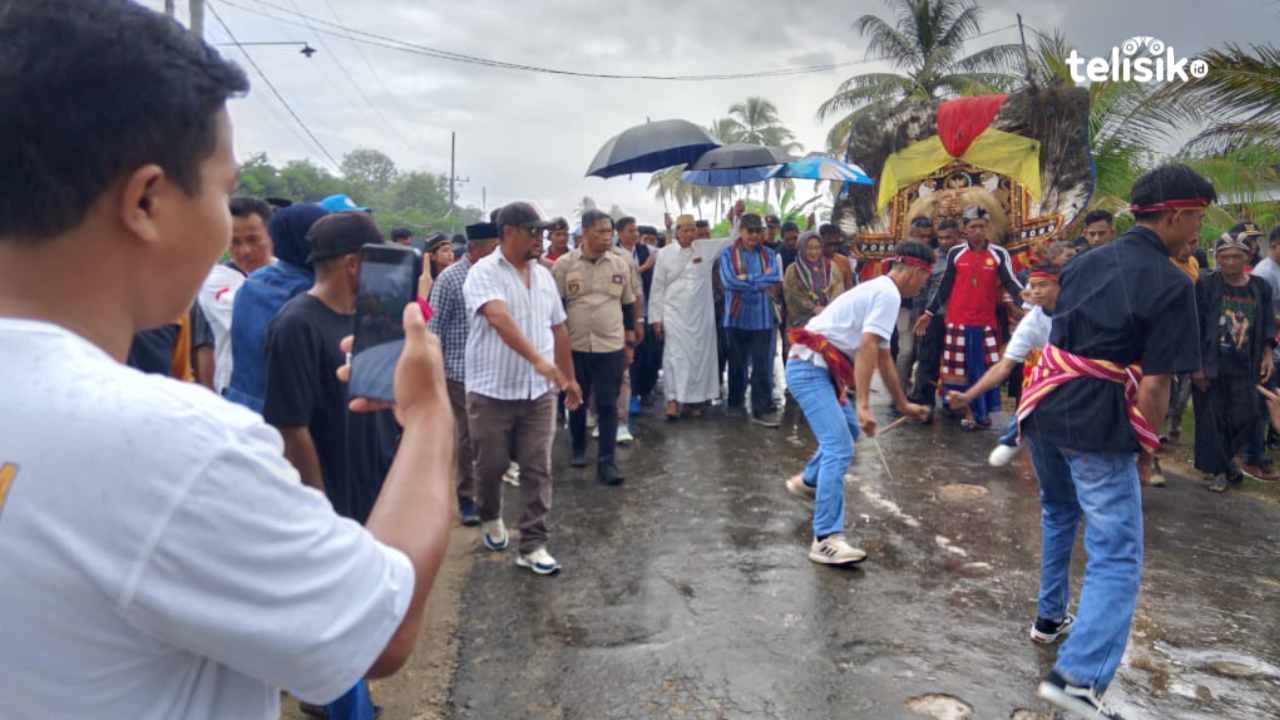 Masyarakat Muna Barat Antusias Sambut Kedatangan Nur Alam