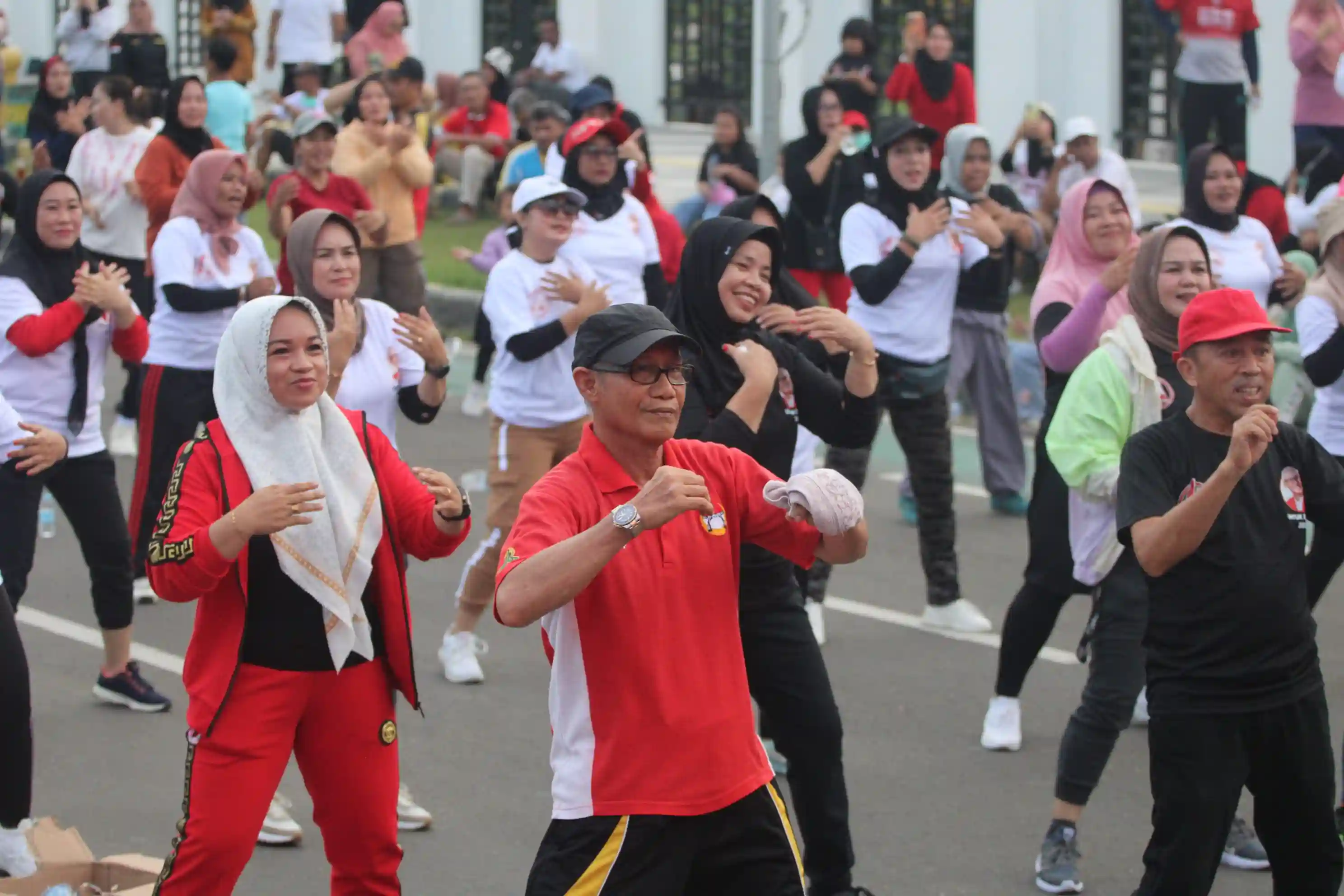 Mendorong Misi Sultra Sehat, Lukman Abunawas Senam Jantung Sehat Bersama Masyarakat