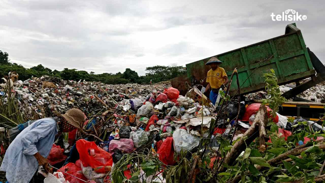 Mengais Rezeki di Balik Tumpukan Sampah TPA Puuwatu Kendari