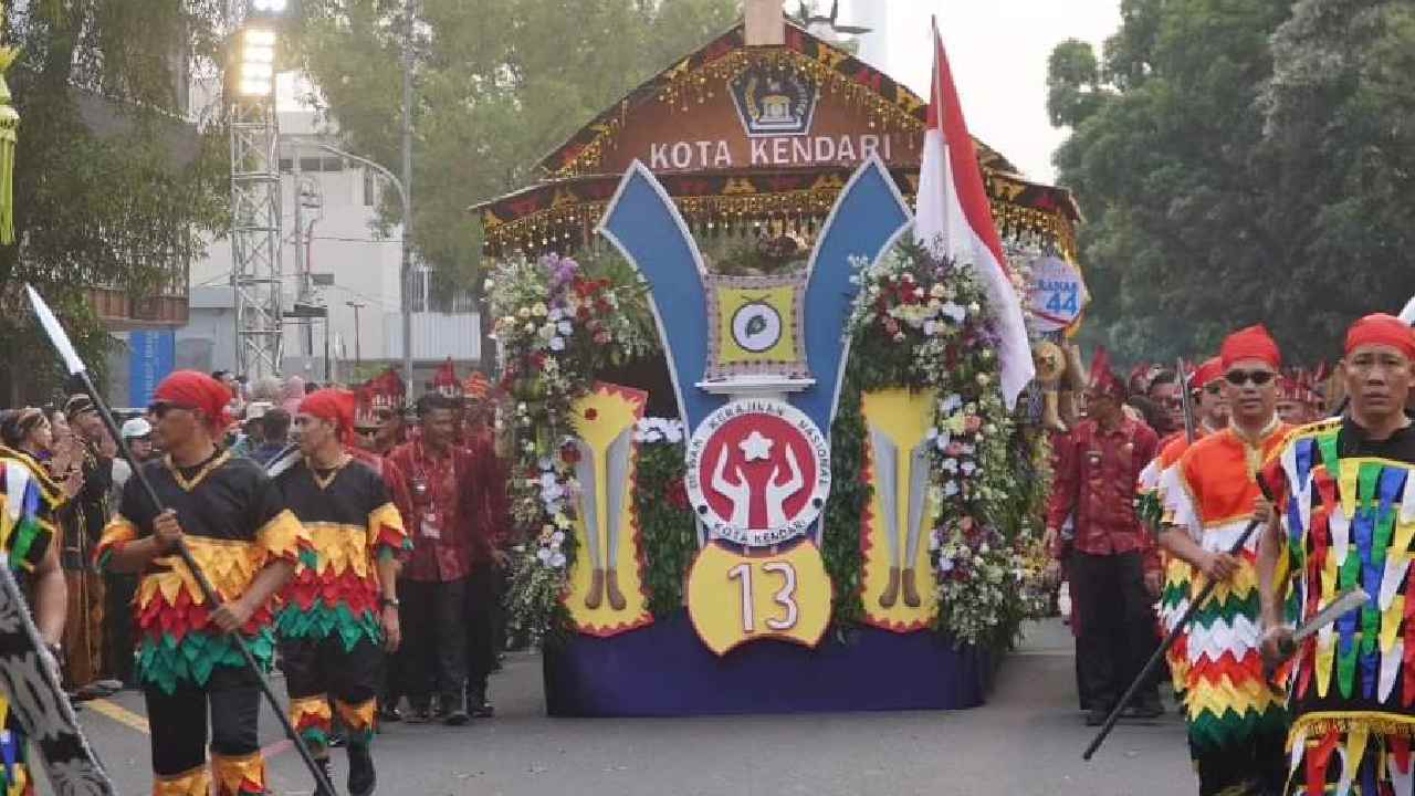 Meriahkan HUT Dekranas ke-44, Pemkot Kendari Hadirkan Mobil Hias Khas Daerah