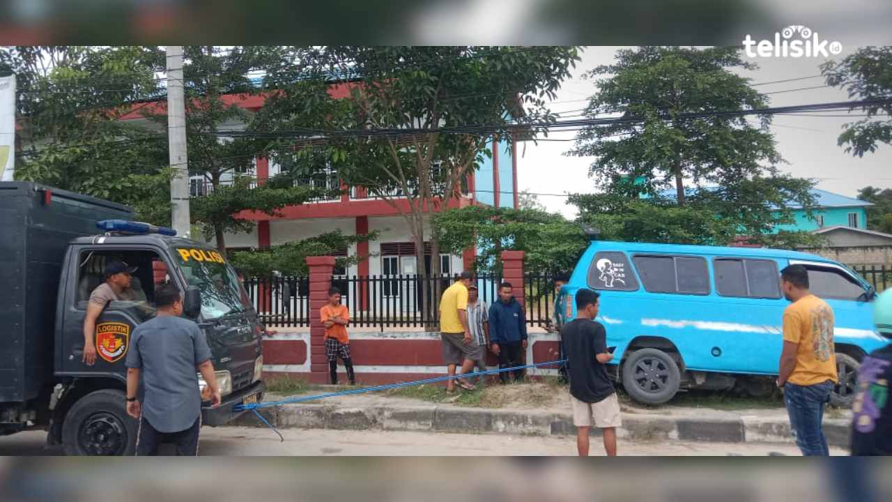 Mobil Angkot Jeblos ke Got, Sopir Injak Gas Dikira Rem