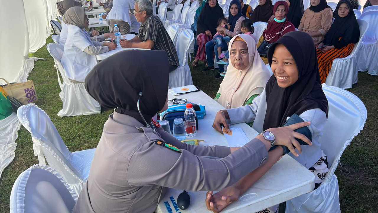Momen Bhayangkara ke-78 di Poasia Kendari, Ratusan Masyarakat Dapat Pengobatan Gratis