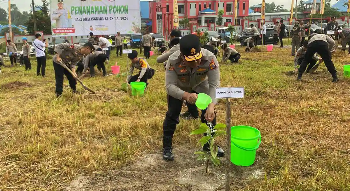 Momen Hari Bhayangkara ke-78 Polda Sulawesi Tenggara Tanam Ratusan Bibit Pohon