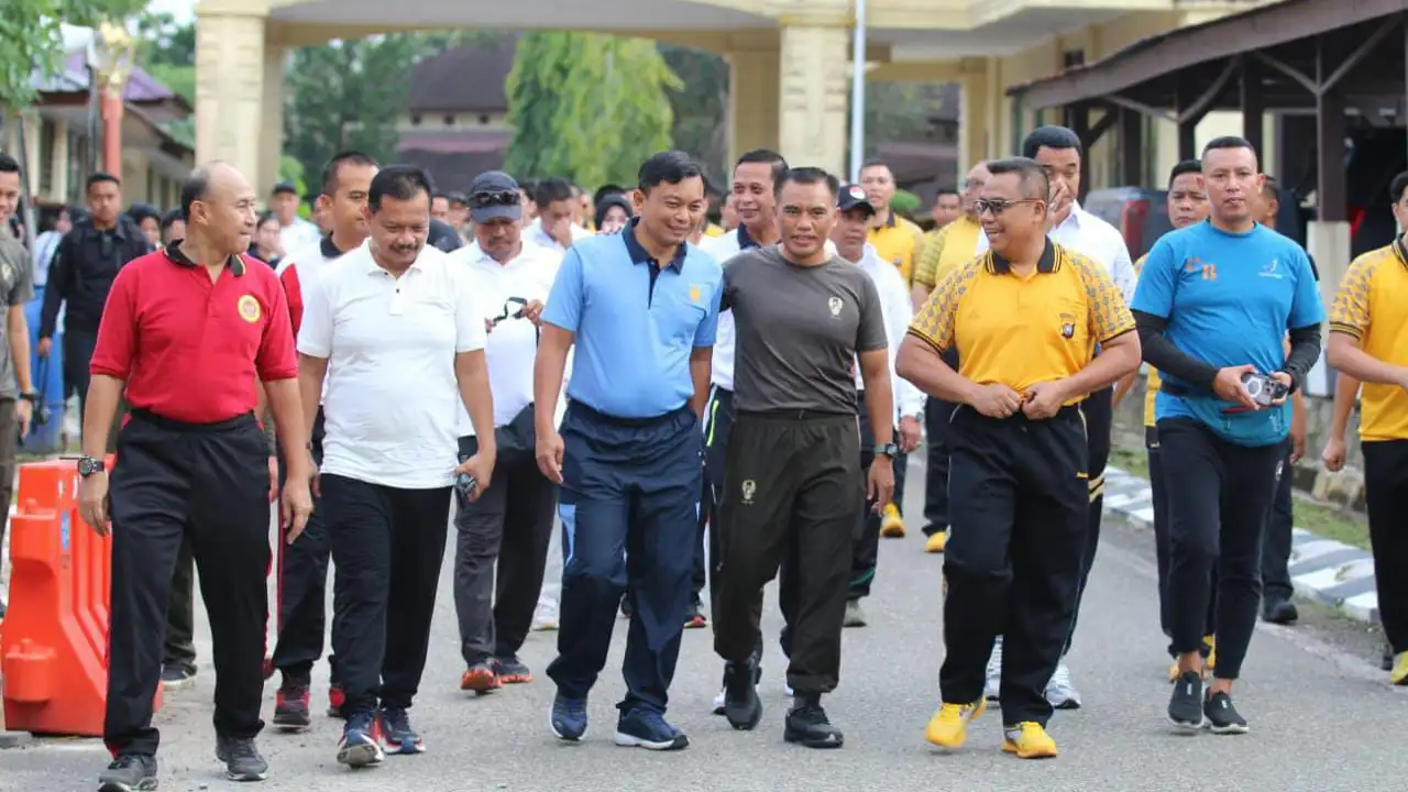 Momen Kapolda Sulawesi Tenggara Olahraga Bersama Forkopimda di Hari Bhayangkara ke-78