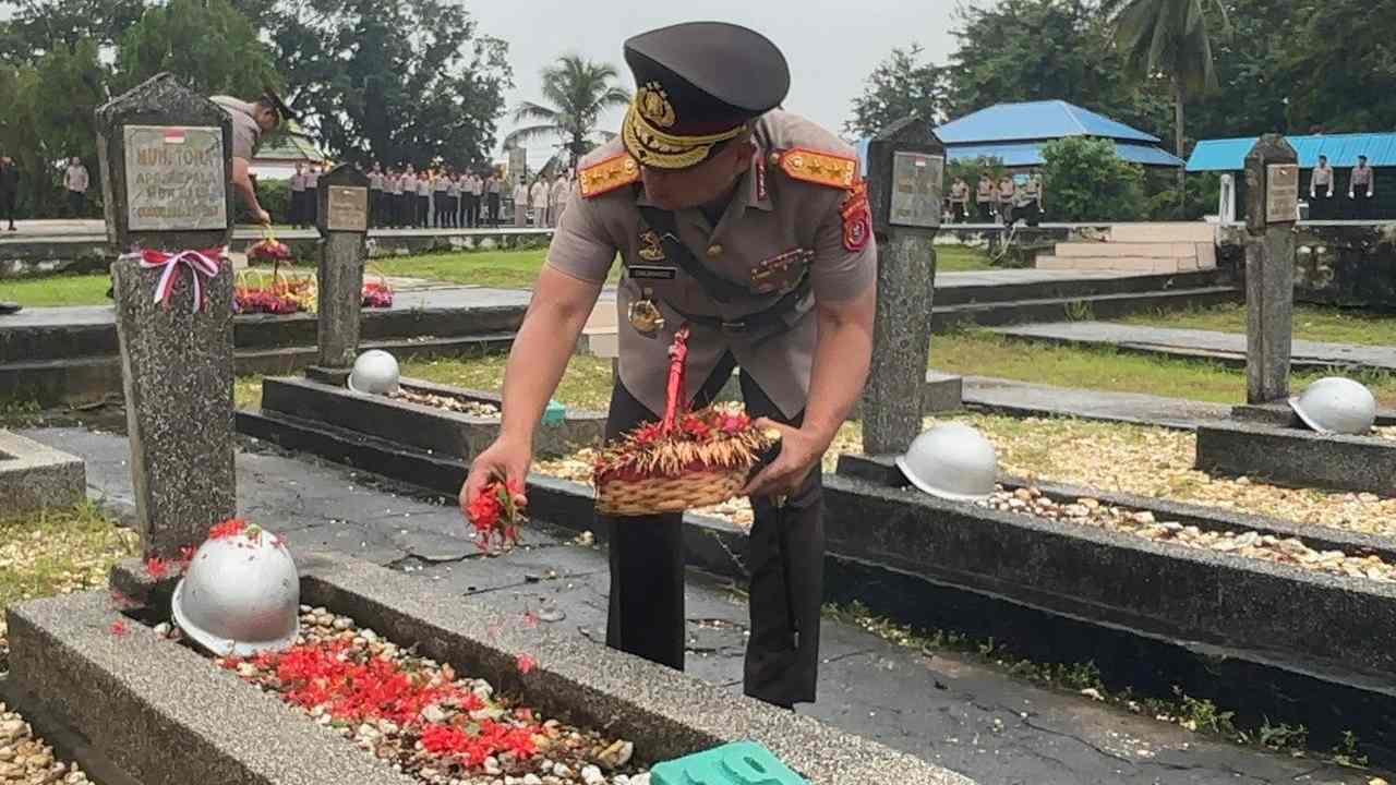 Momen Kapolda Sulawesi Tenggara Ziarah ke TMP Watubangga dan Tabur Bunga di Laut