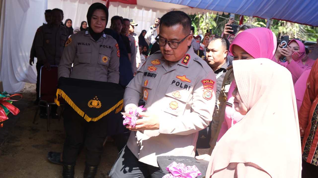 Pecah Tangis Seorang Ibu di Kendari Saat Rumahnya Dibedah Polda Sulawesi Tenggara