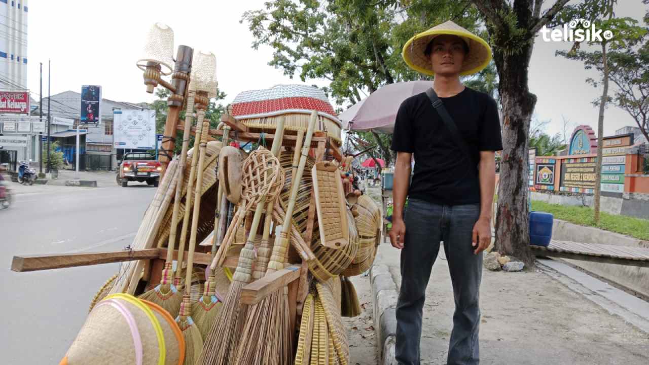 Pemuda Kreatif Jual Kerajinan Unik dengan Gerobak Bambu di Kendari