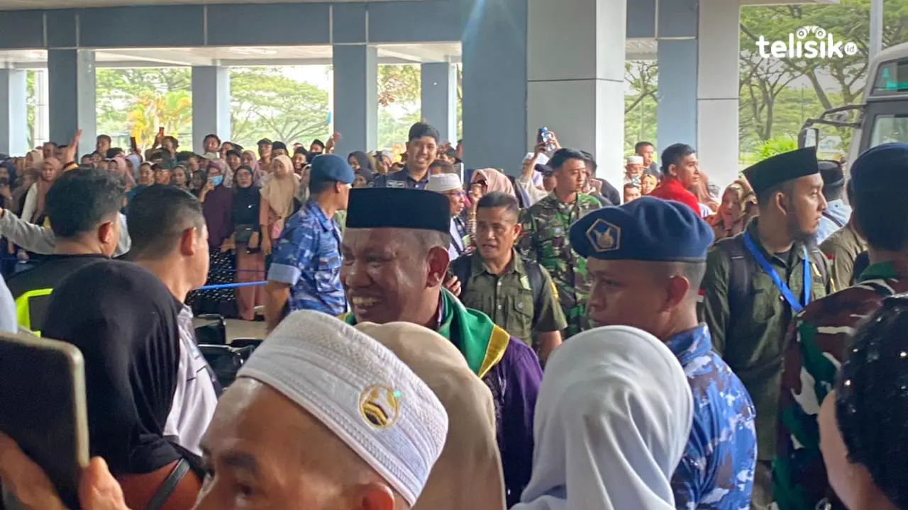 Pj Gubernur Sulawesi Tenggara Lepas 55 Jemaah Calon Haji Sulawesi Tenggara Kloter 29