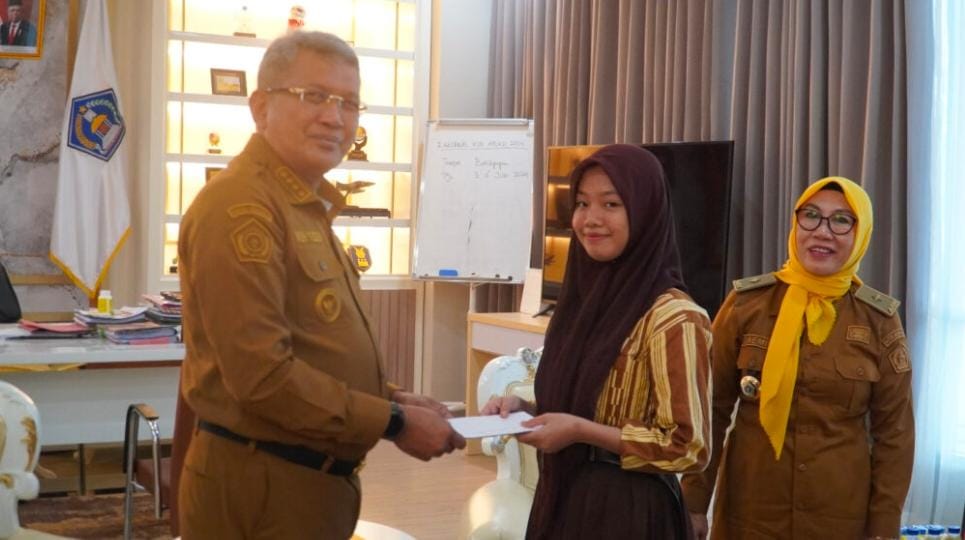 Pj Wali Kota Kendari Beri Reward 10 Pelajar SMPN 2 Kendari Raih Nilai Terbaik