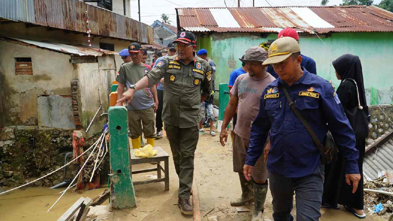 Pj Wali Kota Kendari Terjun Langsung di Lokasi Banjir dan Menata Rumah Warga yang Terdampak