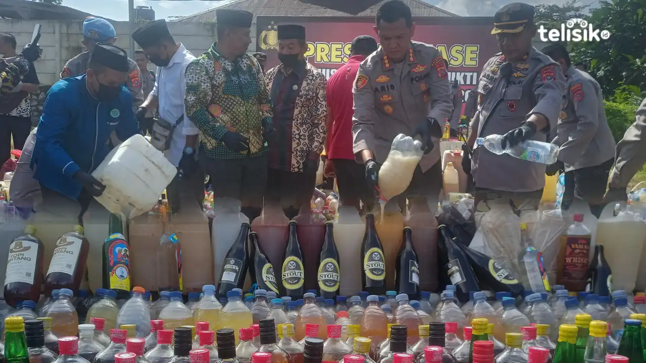 Polresta Kendari Kubur Dua Ton Miras Tradisional dan Ratusan Botol Alkohol Bermerek