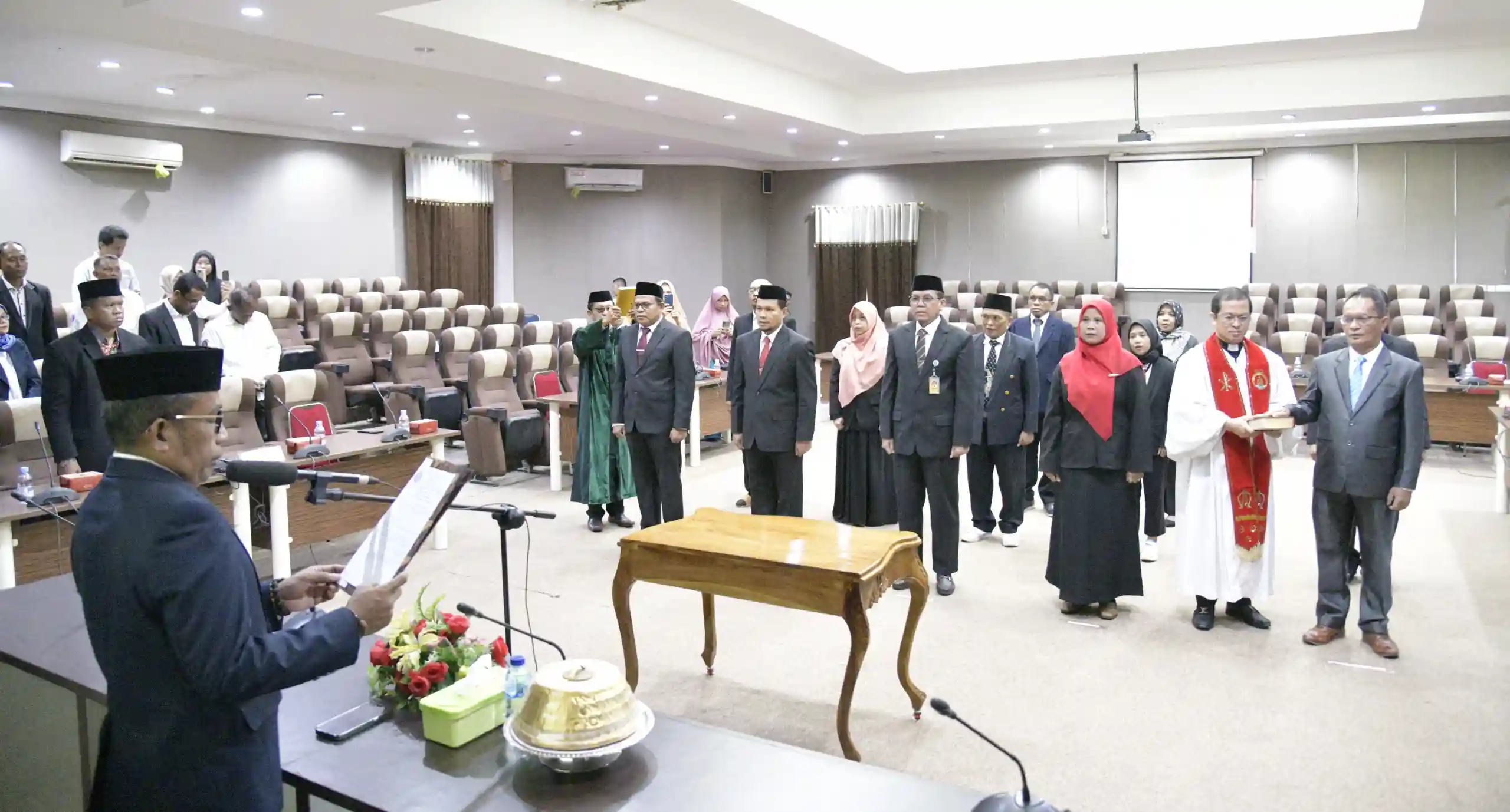 Rektor UHO Kendari Lantik 12 Pejabat Non Struktural