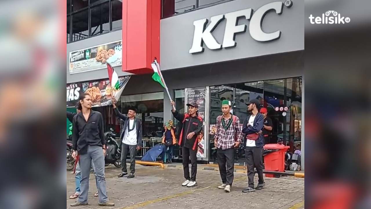 Sejumlah Massa Aksi Solidaritas untuk Palestina Serukan Boikot di Depan Pintu KFC Cabang Kendari
