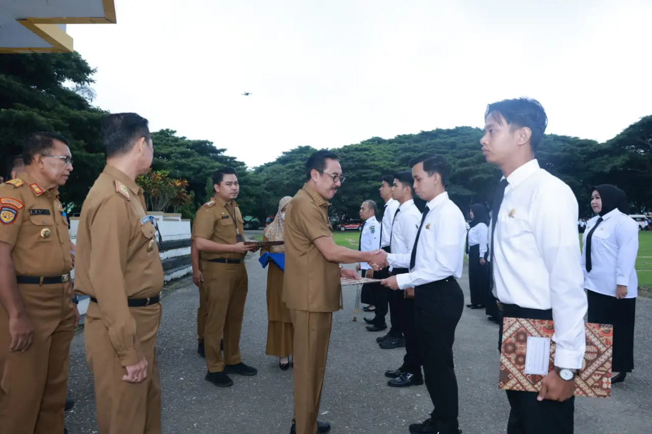 Sekda Bombana Serahkan SK CPNS dan PPPK 2023