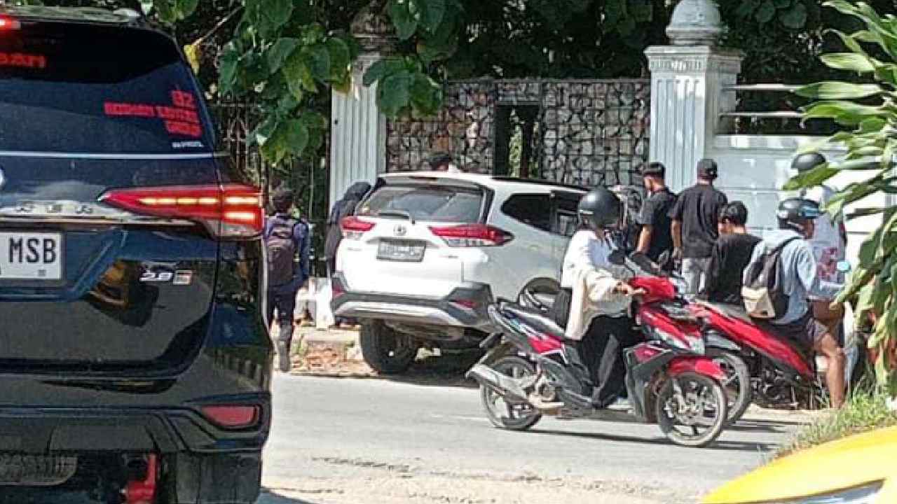 Seorang Pengemudi Syok Usai Menabrak Pagar Depan Kampus UHO Kendari