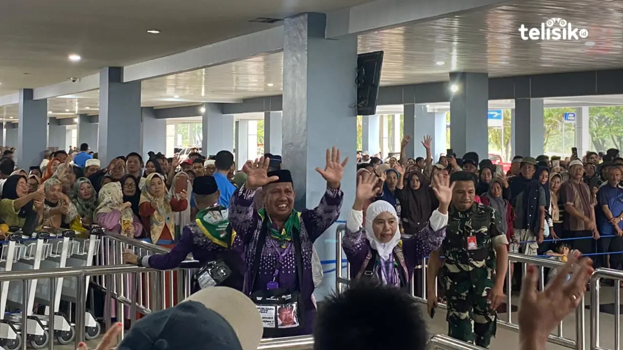Suasana Haru Iringi Keberangkatan Jemaah Haji Sulawesi Tenggara di Bandara Halu Oleo Kendari