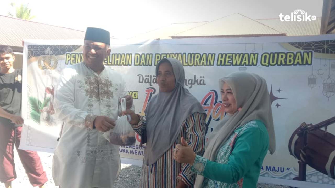 Warga Bebas Ambil Daging Kurban Tanpa Batas di Polres Muna