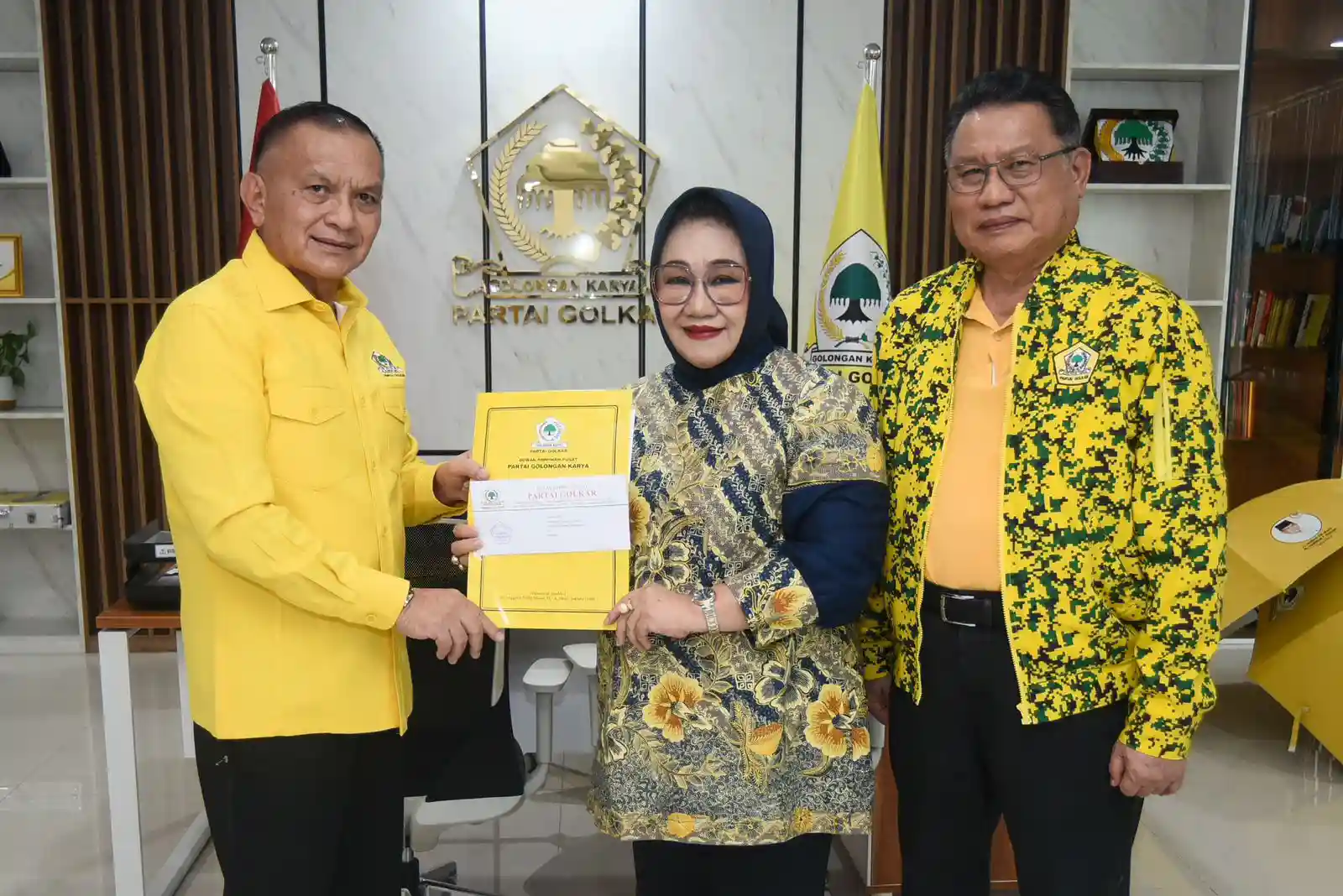 Beredar Foto Tina Nur Alam Terima Rekomendasi DPP Partai Golkar