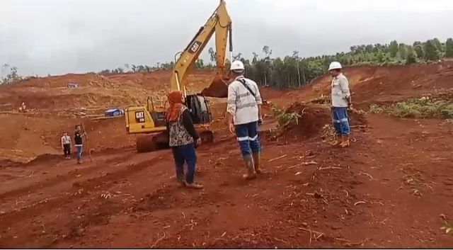 Beredar Video Emak-Emak Hadang Ekskavator PT GKP di Wawonii, Diduga Langgar Undang-Undang